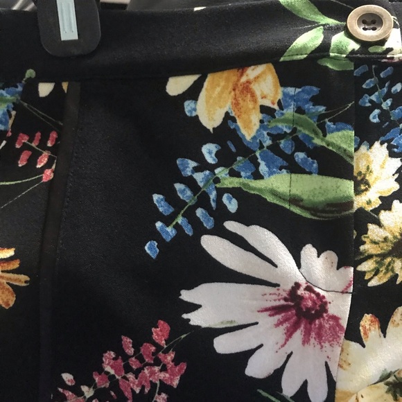 Amaryllis Floral Pants with vibrant flowers - Picture 5 of 6